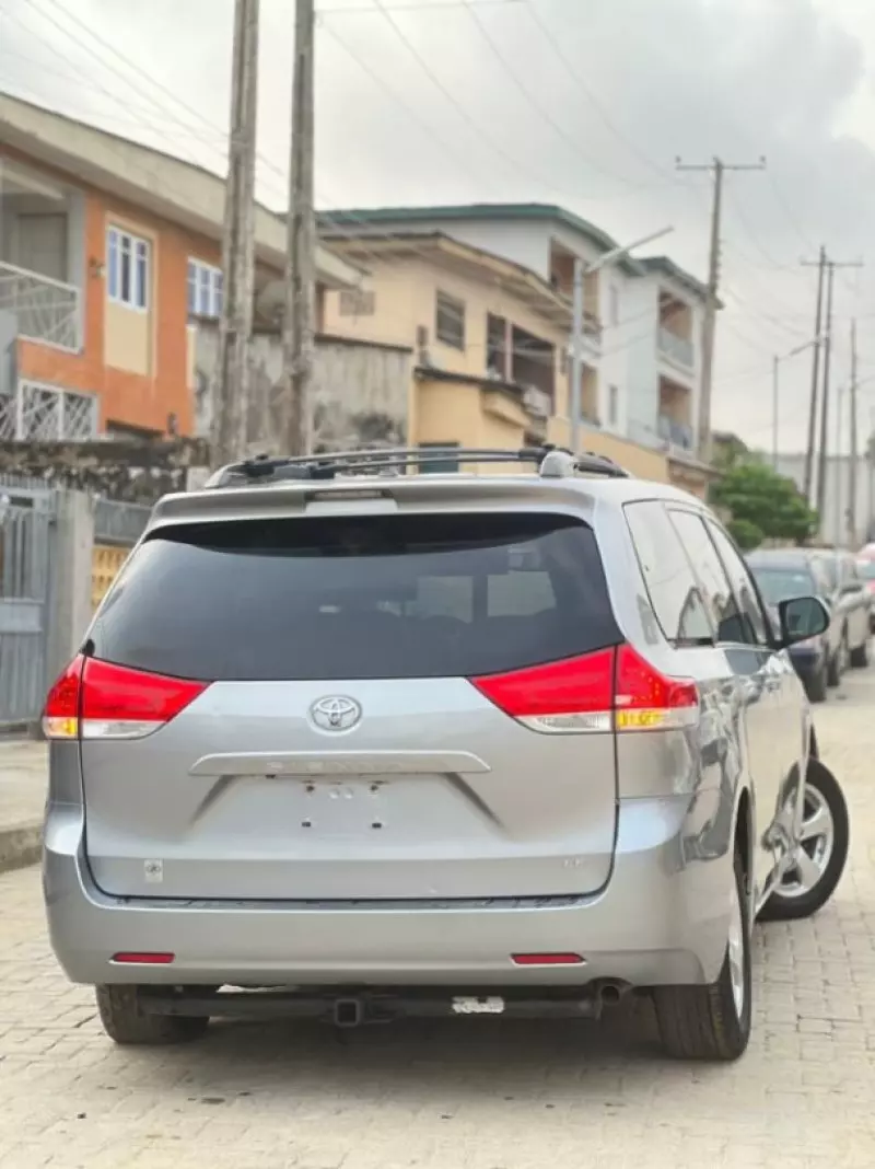 TOYOTA Sienna   - 2011