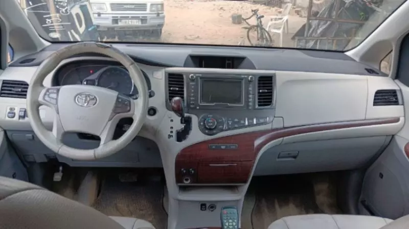 Toyota Sienna   - 2011