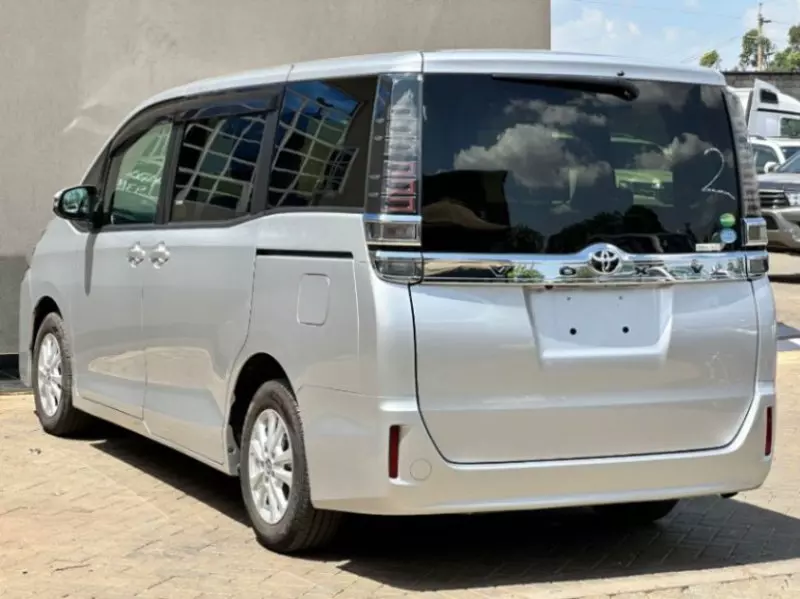 Toyota Voxy    - 2018