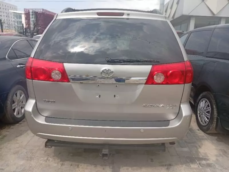 Toyota Sienna   - 2010