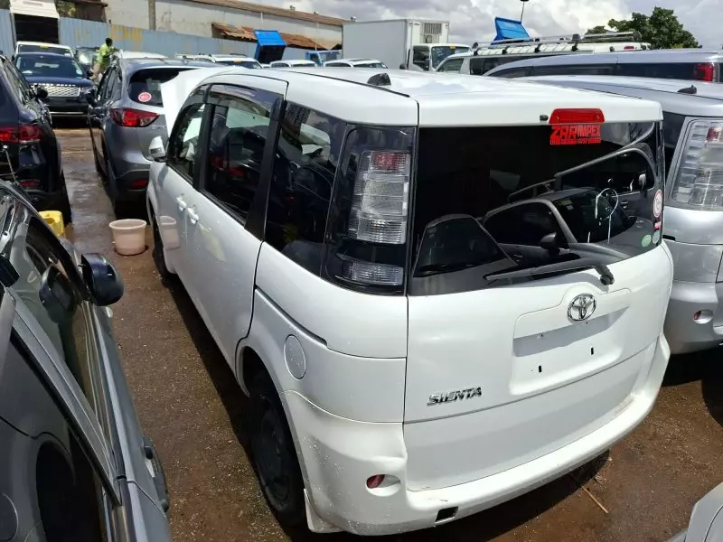 Toyota Sienta   - 2012