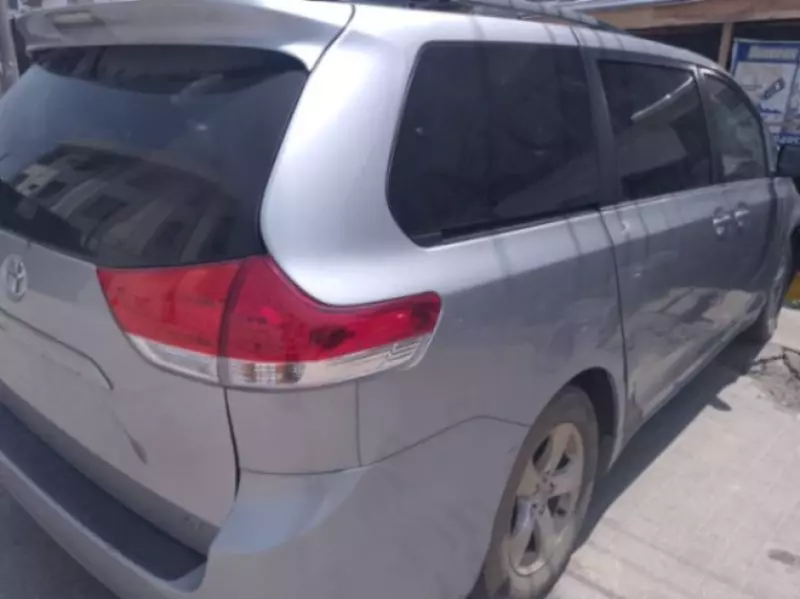 Toyota Sienna   - 2011
