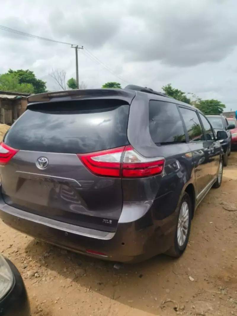 TOYOTA Sienna   - 2016