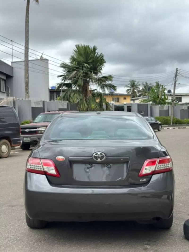 Toyota Camry   - 2010