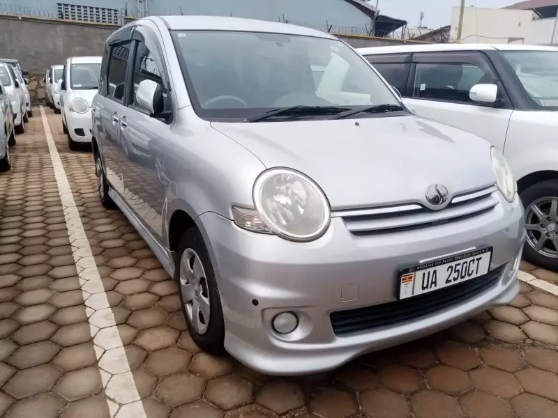 Toyota Sienta   - 2010