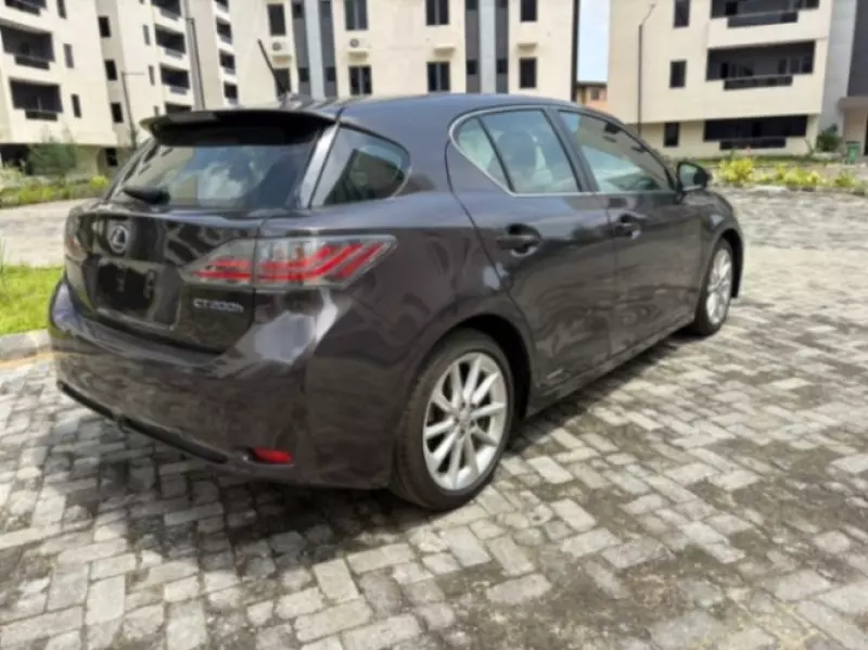 Lexus CT 200h   - 2012