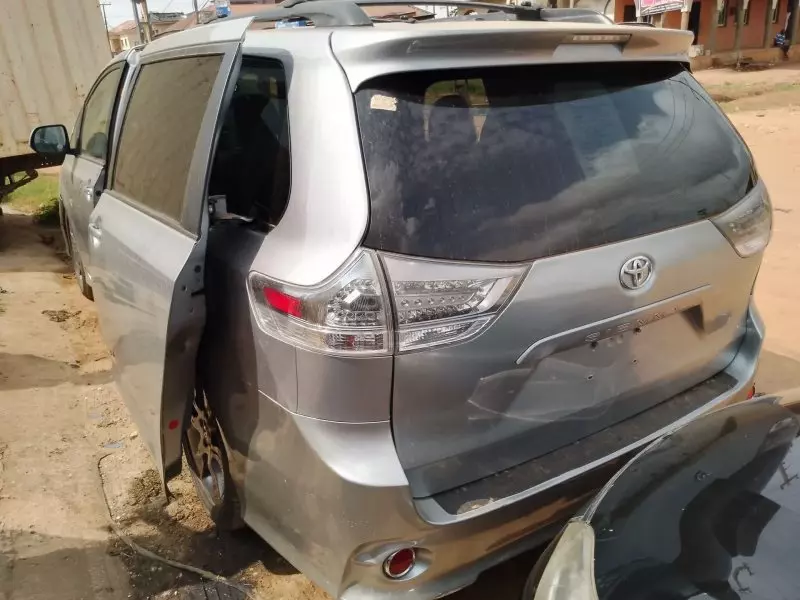 Toyota Sienna   - 2011