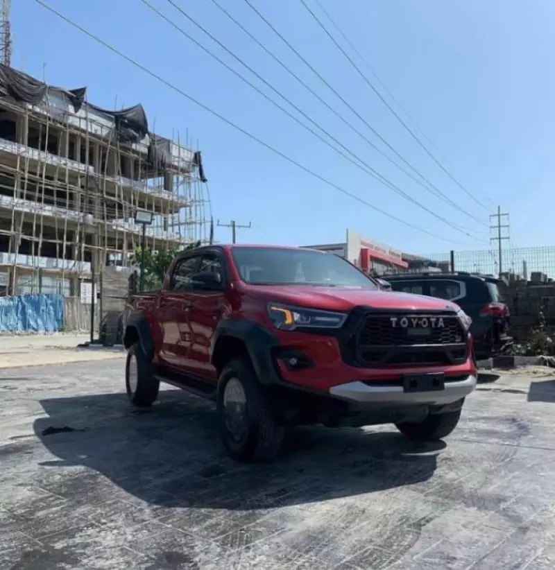 Toyota Hilux   - 2024