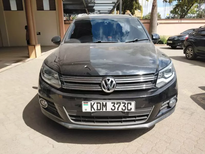 Volkswagen Tiguan   - 2015