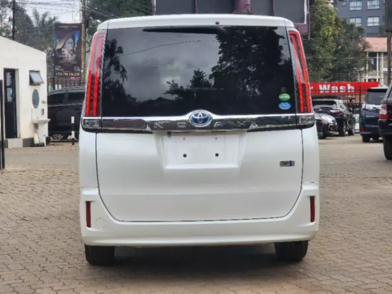 Toyota Noah   - 2018