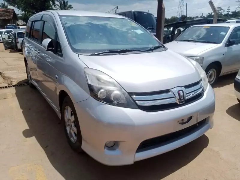 Toyota Isis    - 2013