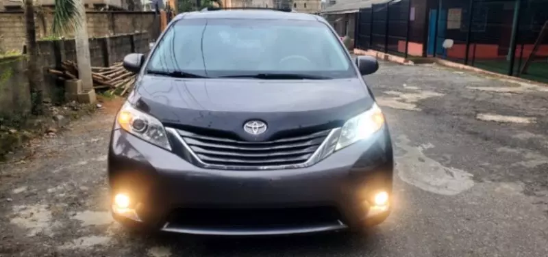 TOYOTA Sienna   - 2011