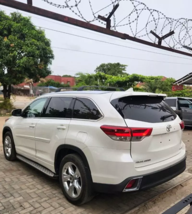 Toyota Highlander   - 2017