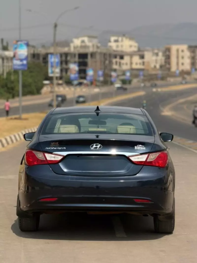 Hyundai Sonata   - 2011