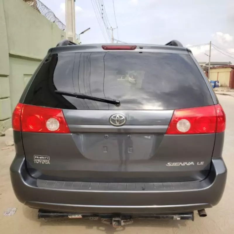 TOYOTA Sienna   - 2010