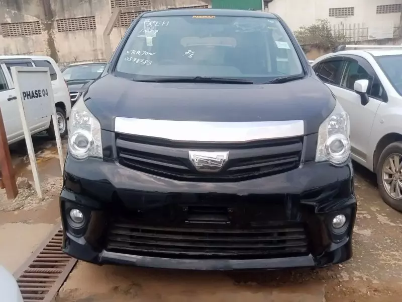 Toyota Noah   - 2013