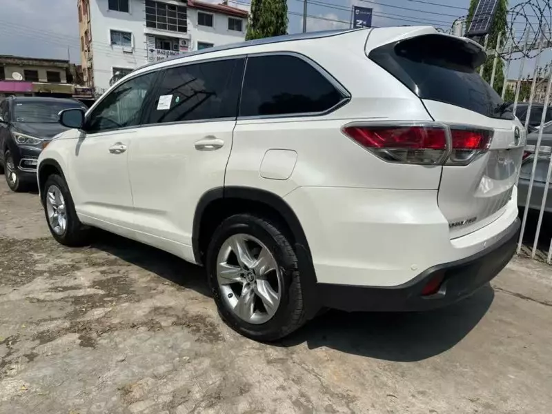 Toyota Highlander   - 2016