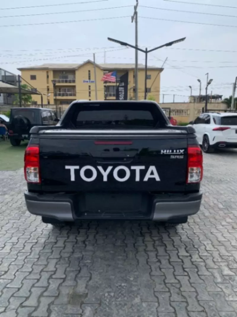 Toyota Hilux   - 2025