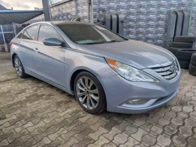 Hyundai Sonata   - 2011