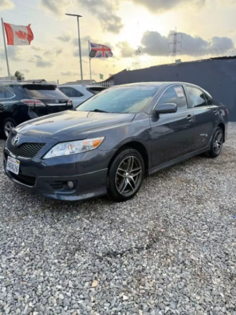 Toyota Camry   - 2011