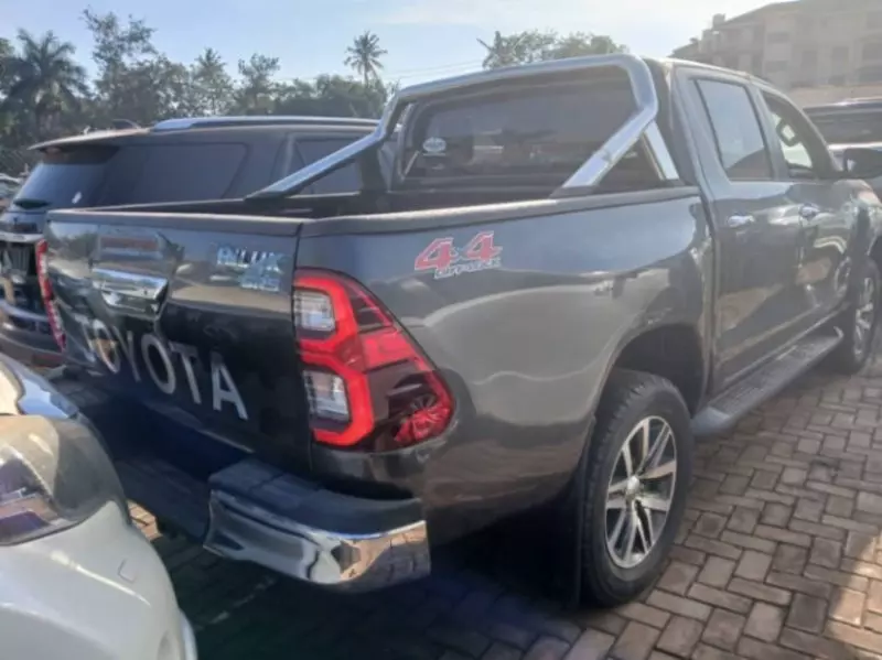 Toyota Hilux   - 2025