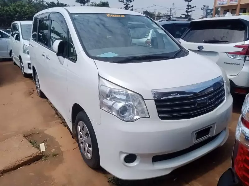 Toyota Noah   - 2012