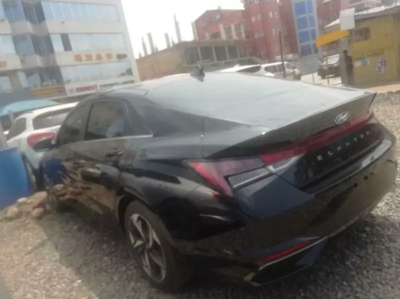 Hyundai Elantra   - 2021