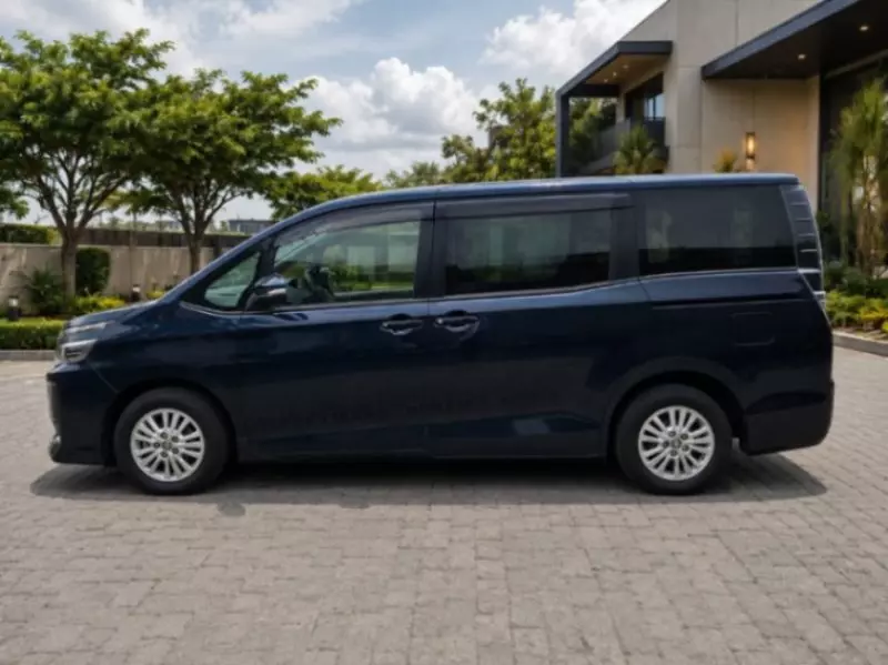 TOYOTA Voxy    - 2014
