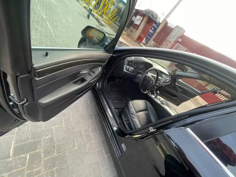 BMW 528xi   - 2012