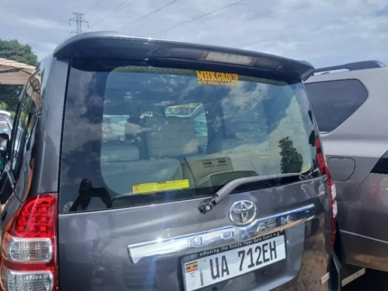Toyota Noah   - 2012