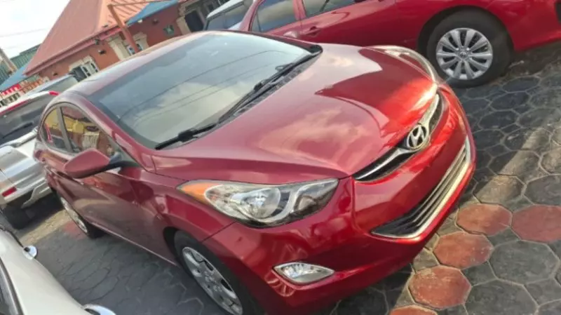 Hyundai Elantra   - 2012