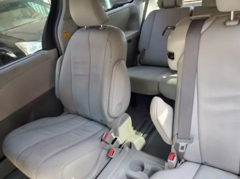 Toyota Sienna   - 2011