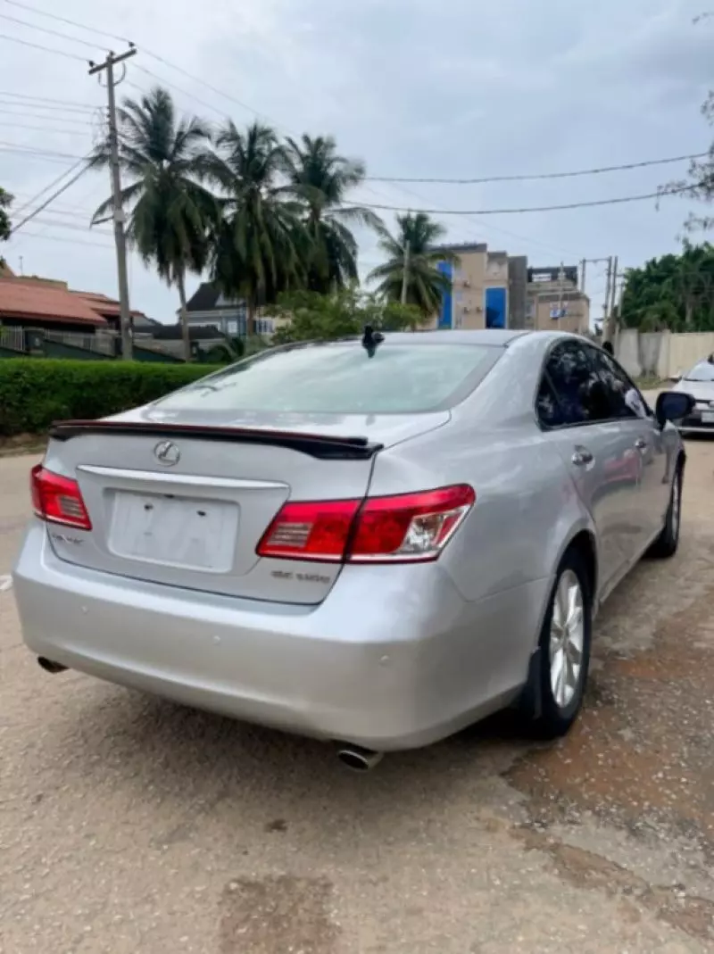 Lexus ES   - 2010