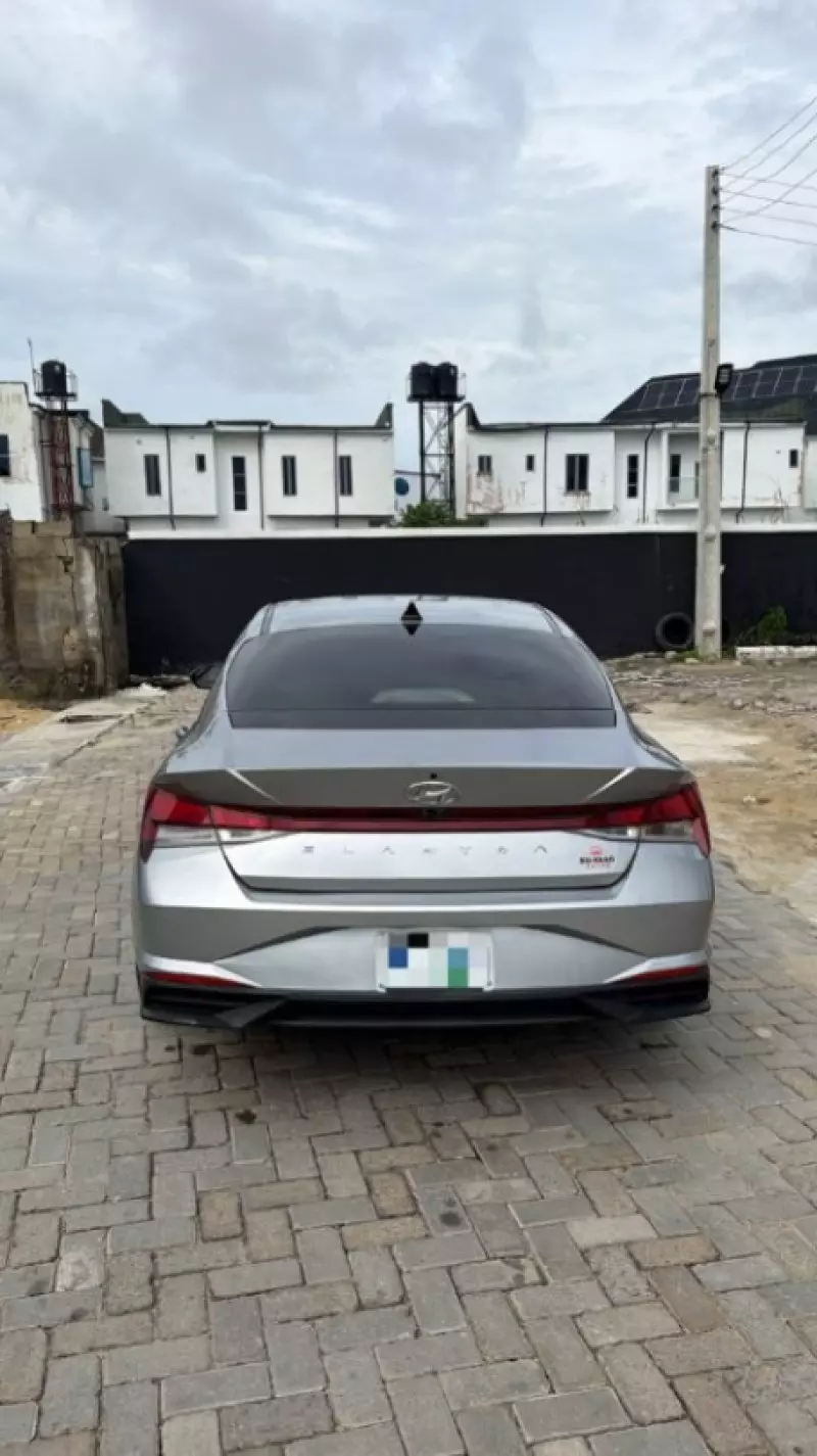 Hyundai Elantra   - 2021