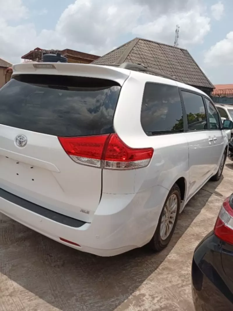 Toyota Sienna   - 2011