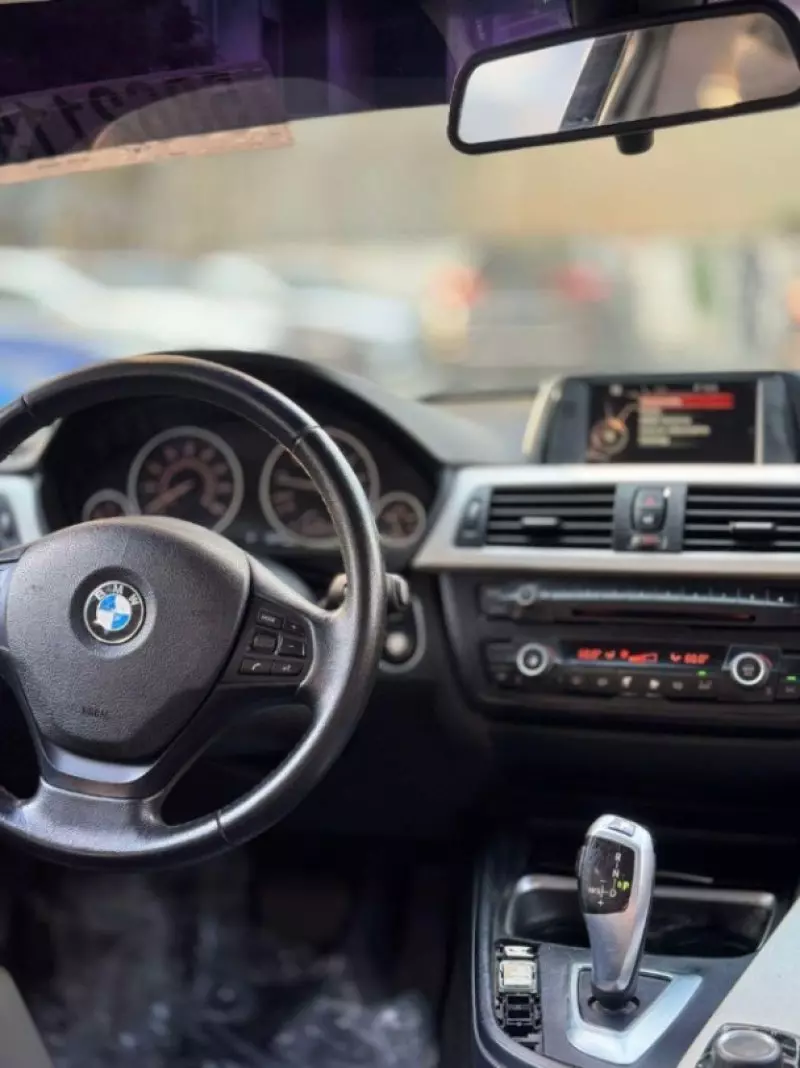 BMW 320i   - 2015