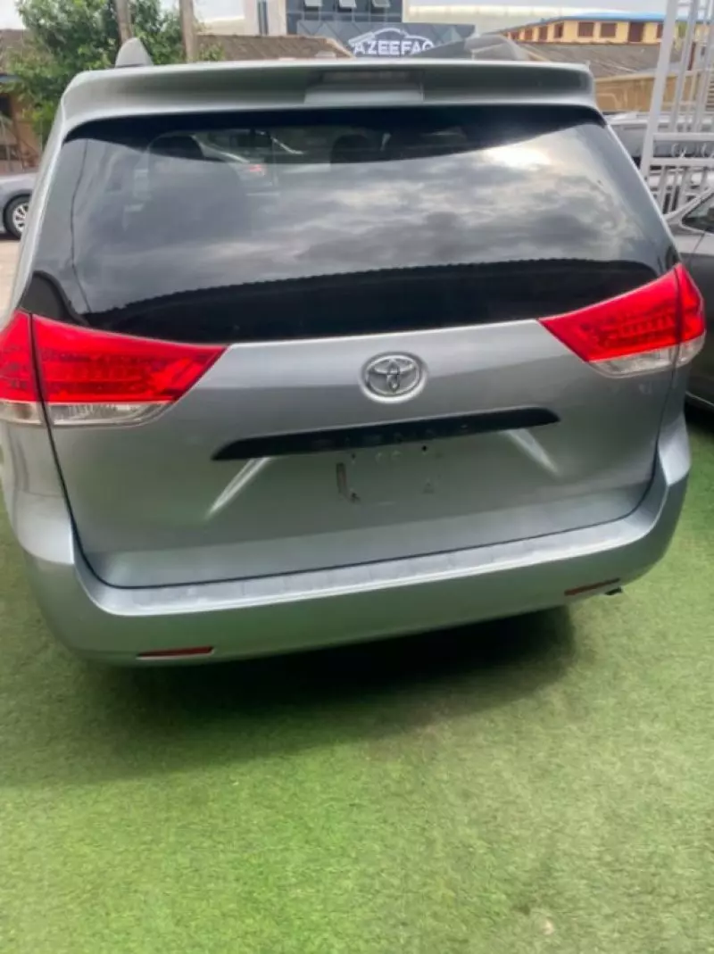 Toyota Sienna - 2011
