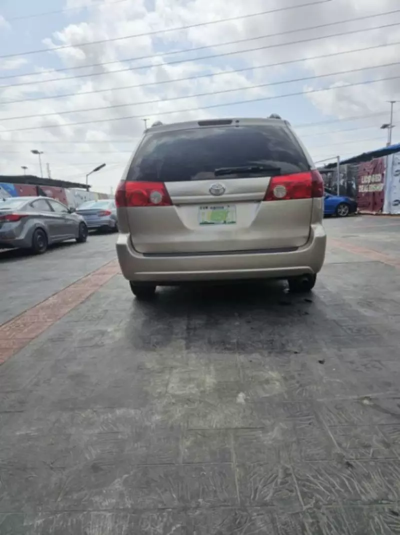 TOYOTA Sienna   - 2007