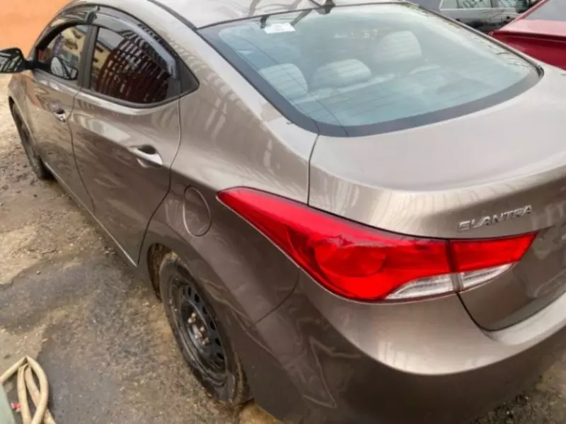 Hyundai Elantra   - 2012