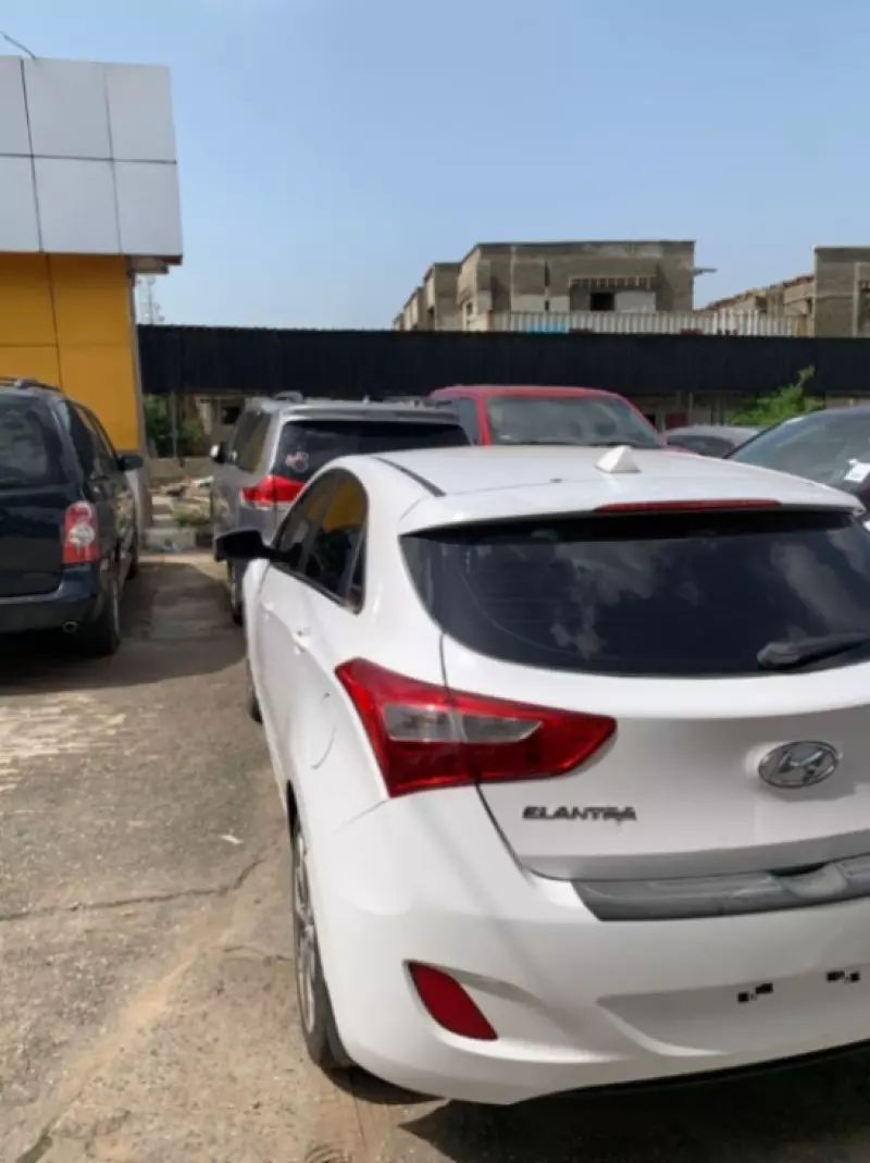 Hyundai Elantra   - 2013