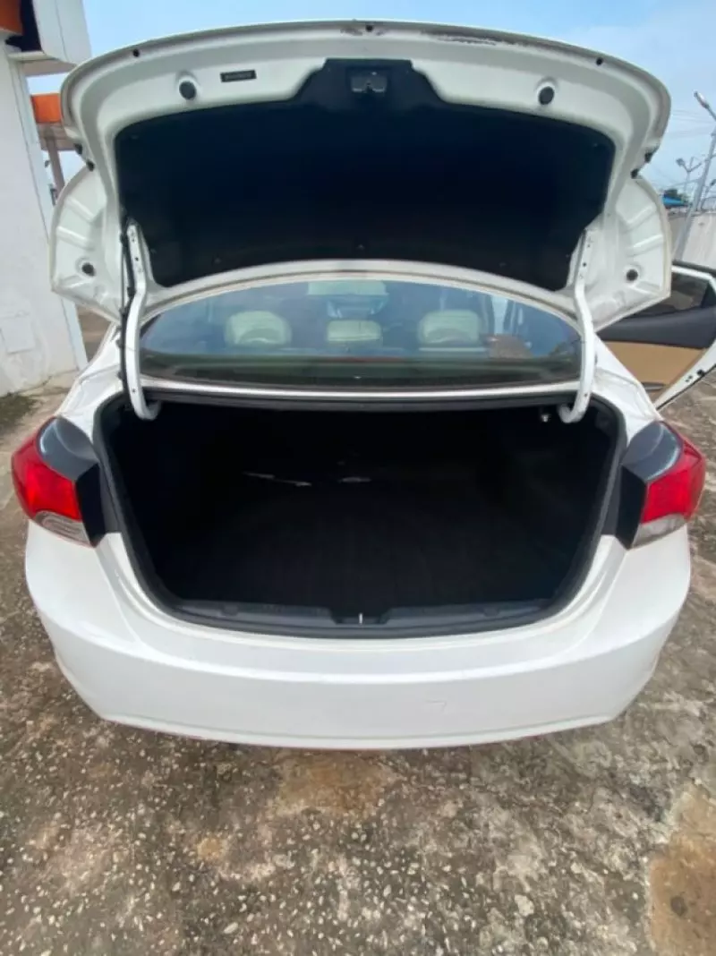 Hyundai Elantra - 2011