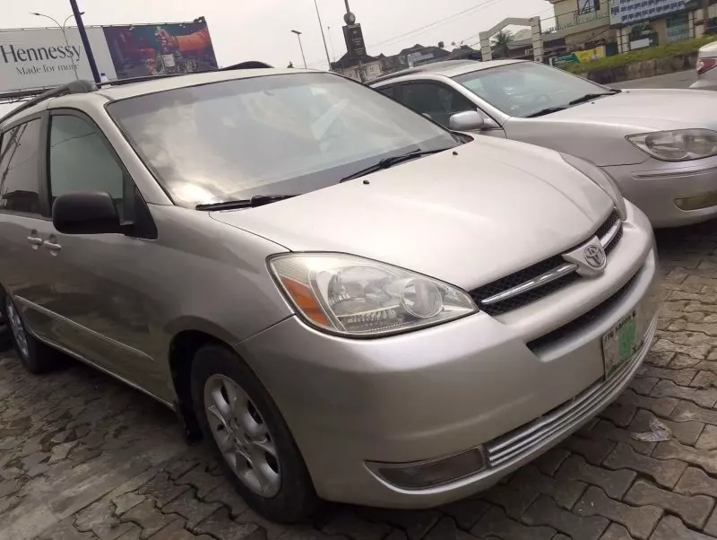 Toyota Sienna   - 2004