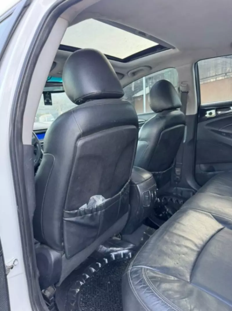 Hyundai Sonata   - 2010