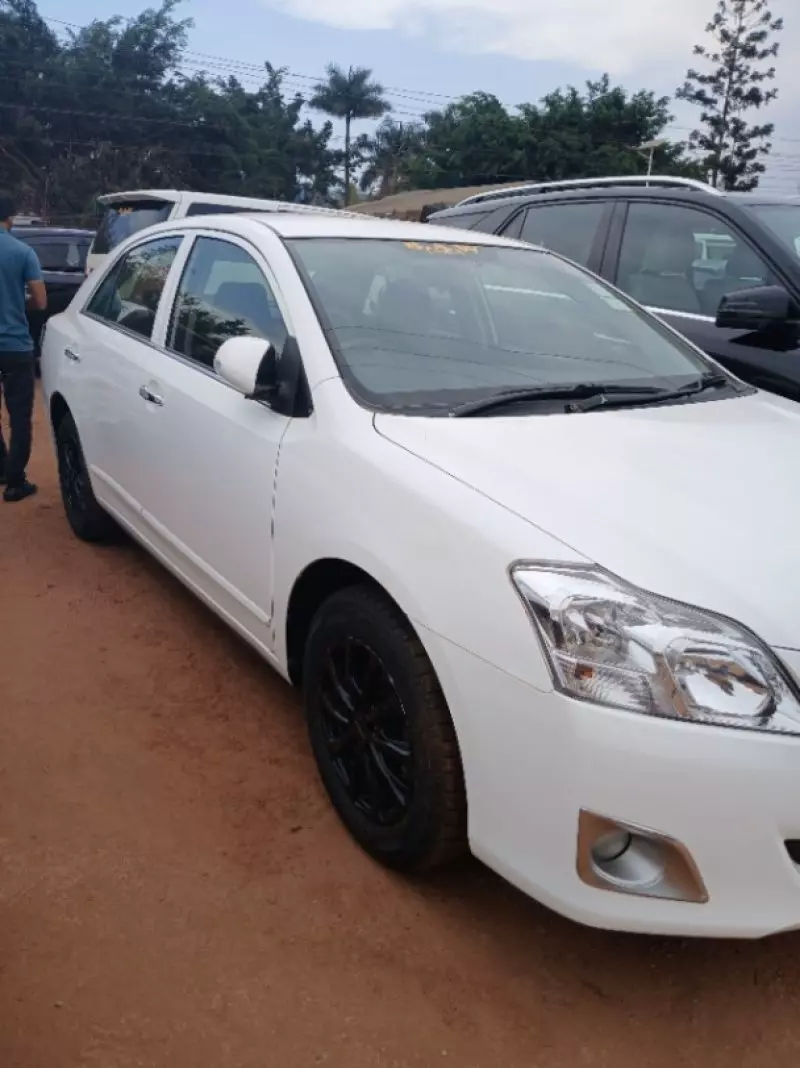 Toyota Premio    - 2012
