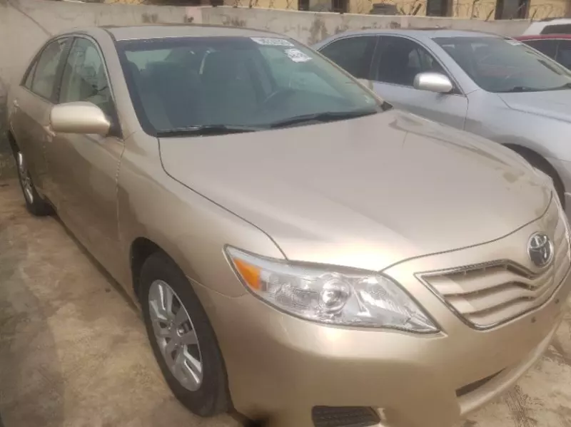 Toyota Camry   - 2010