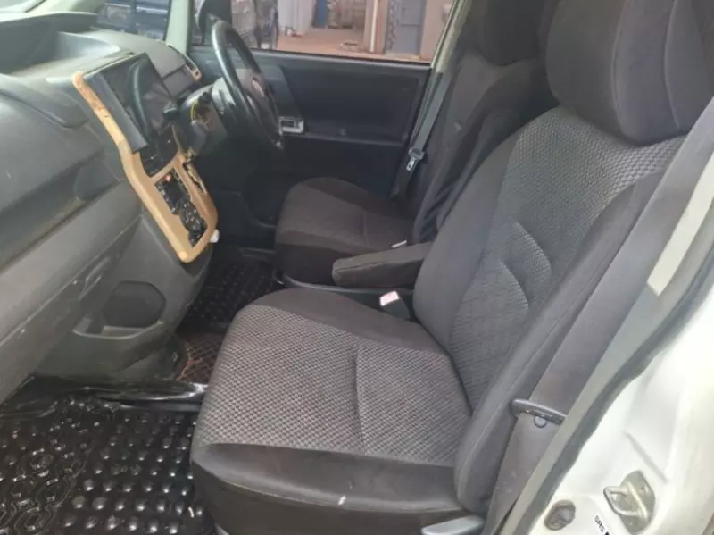 TOYOTA Noah   - 2008