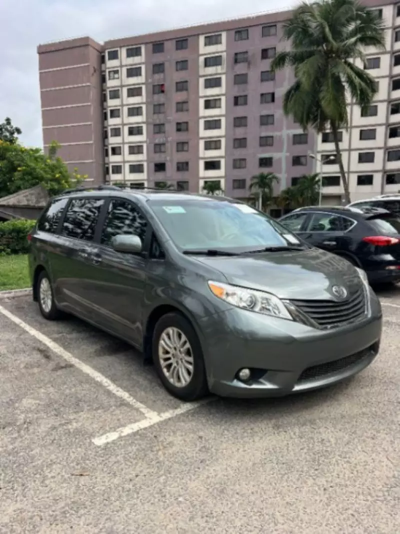 Toyota Sienna   - 2013