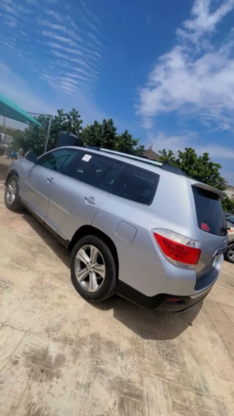 Toyota Highlander   - 2012