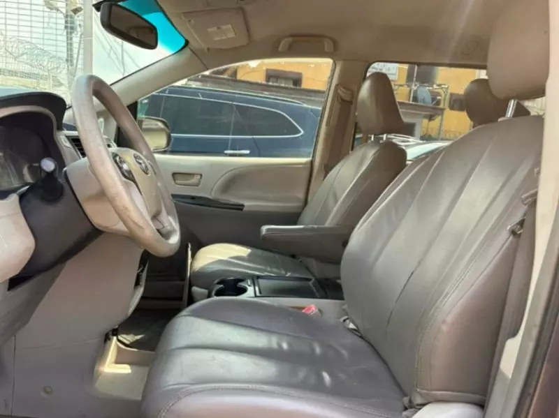 TOYOTA Sienna   - 2011