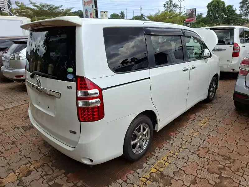 Toyota Noah - 2012